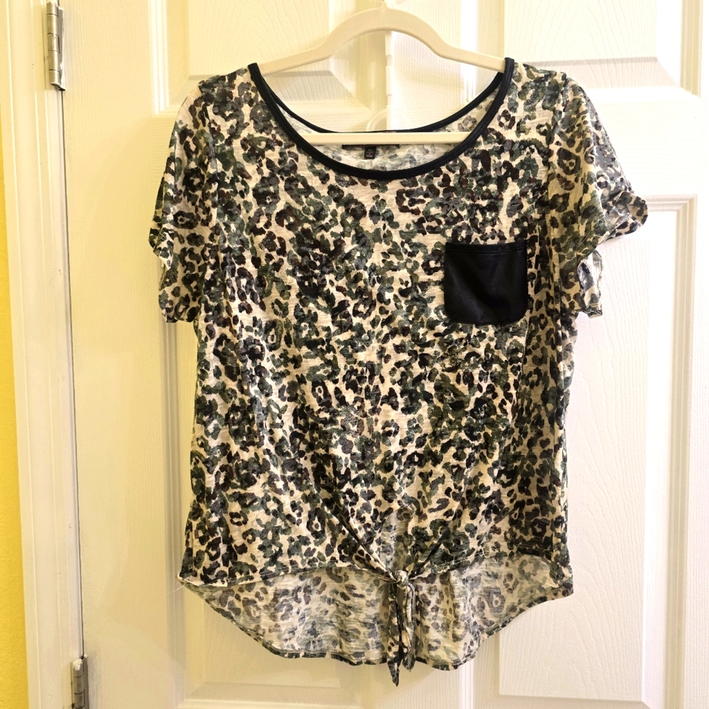 Almost Famous Juniors Size XL Tie Front Shirt with Pocket